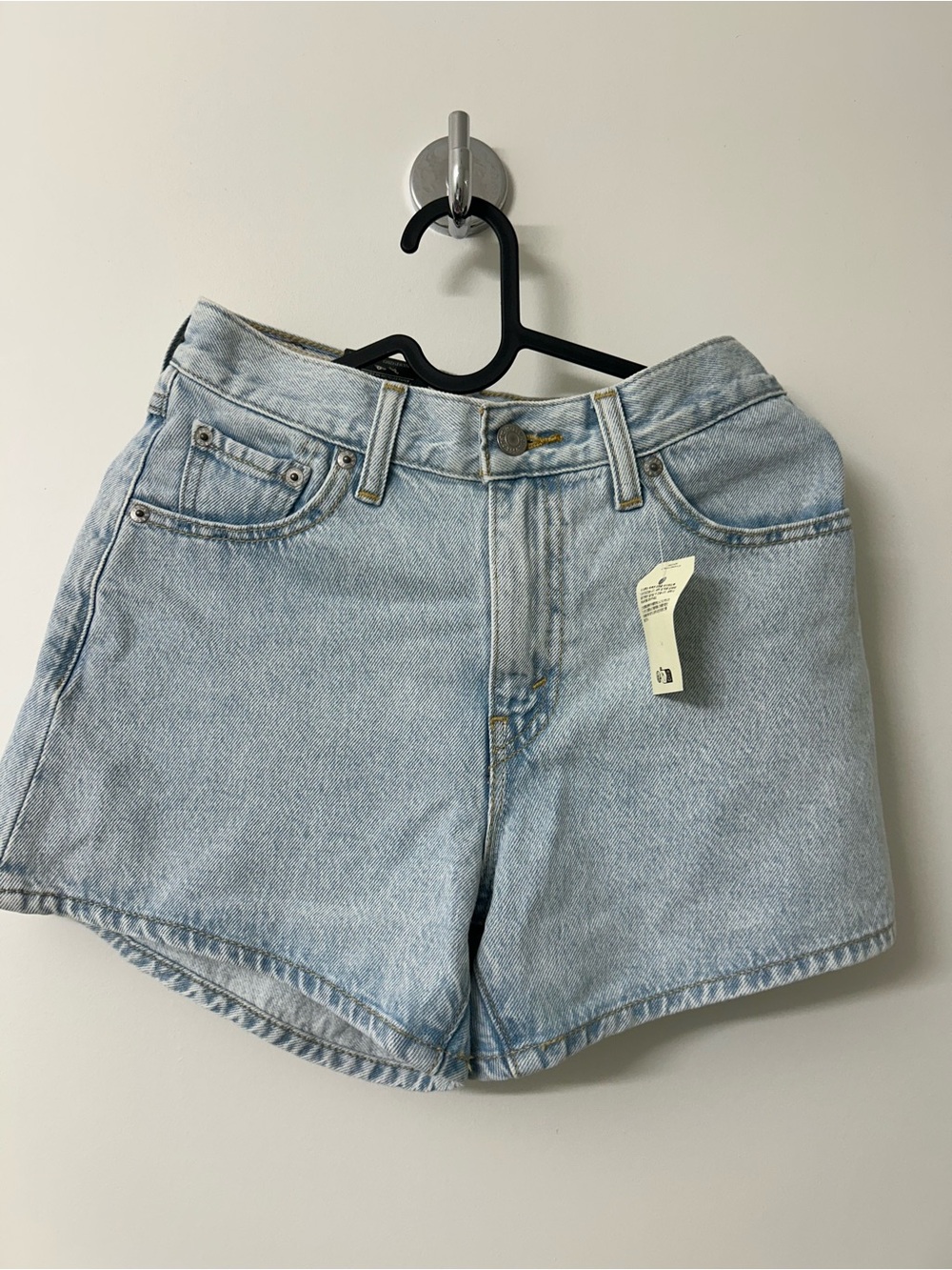 NWT Levi's '80s Mom Shorts High Rise Light Wash Denim Size 25